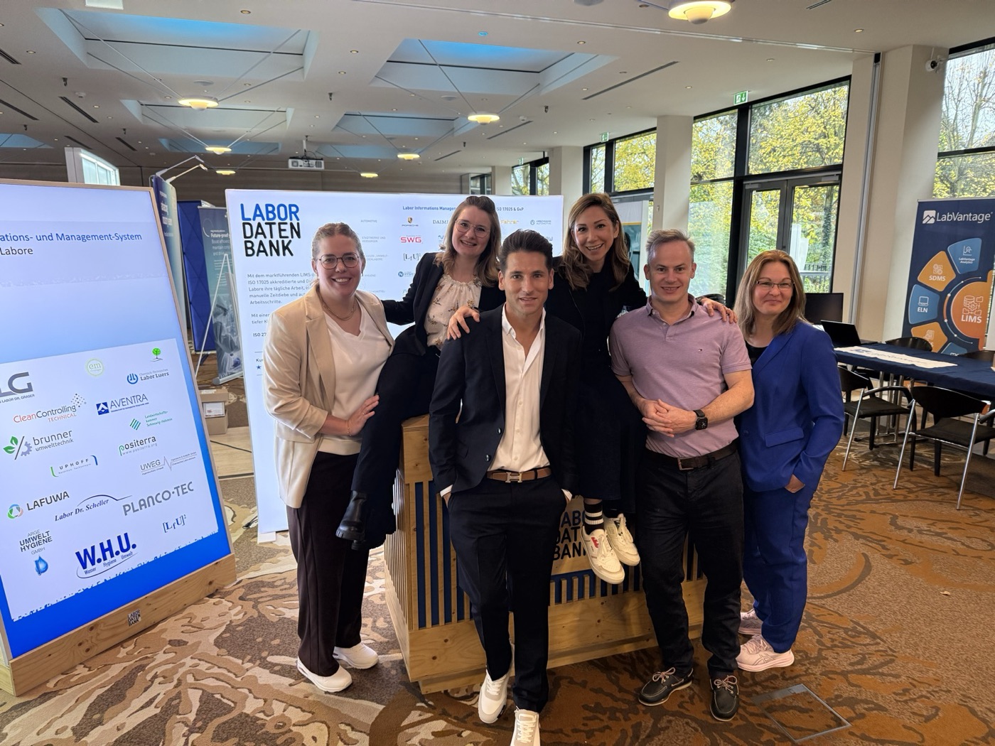 Das Team der Labordatenbank am Messestand beim LIMS-Forum 2025