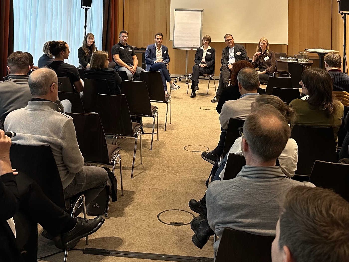 Talkrunde im Hörsaal beim LIMS-Forum 2025 mit Blick aus dem Publikum